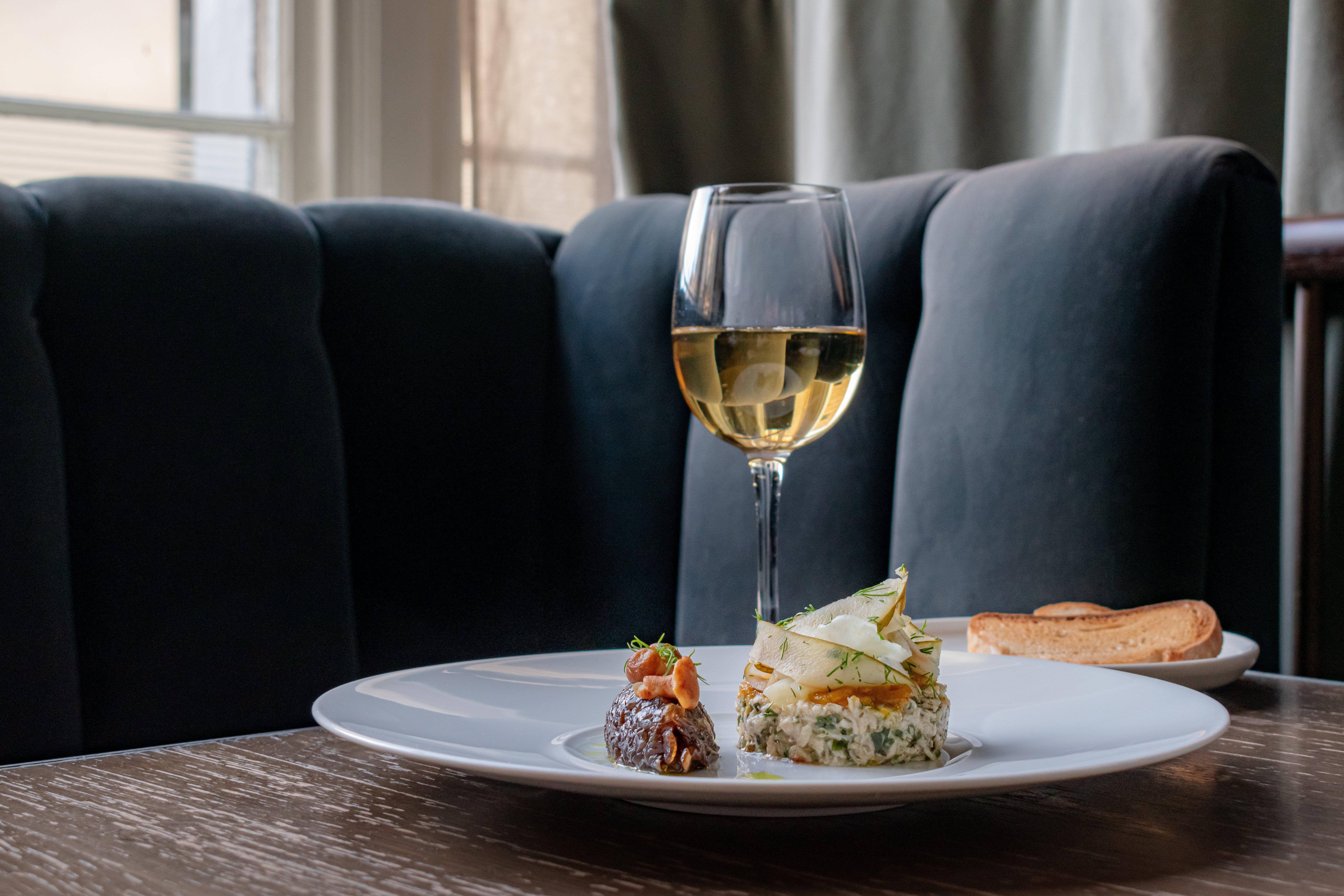 Intercontinental Edinburgh The George By Ihg Hotel Exterior foto A glass of white wine