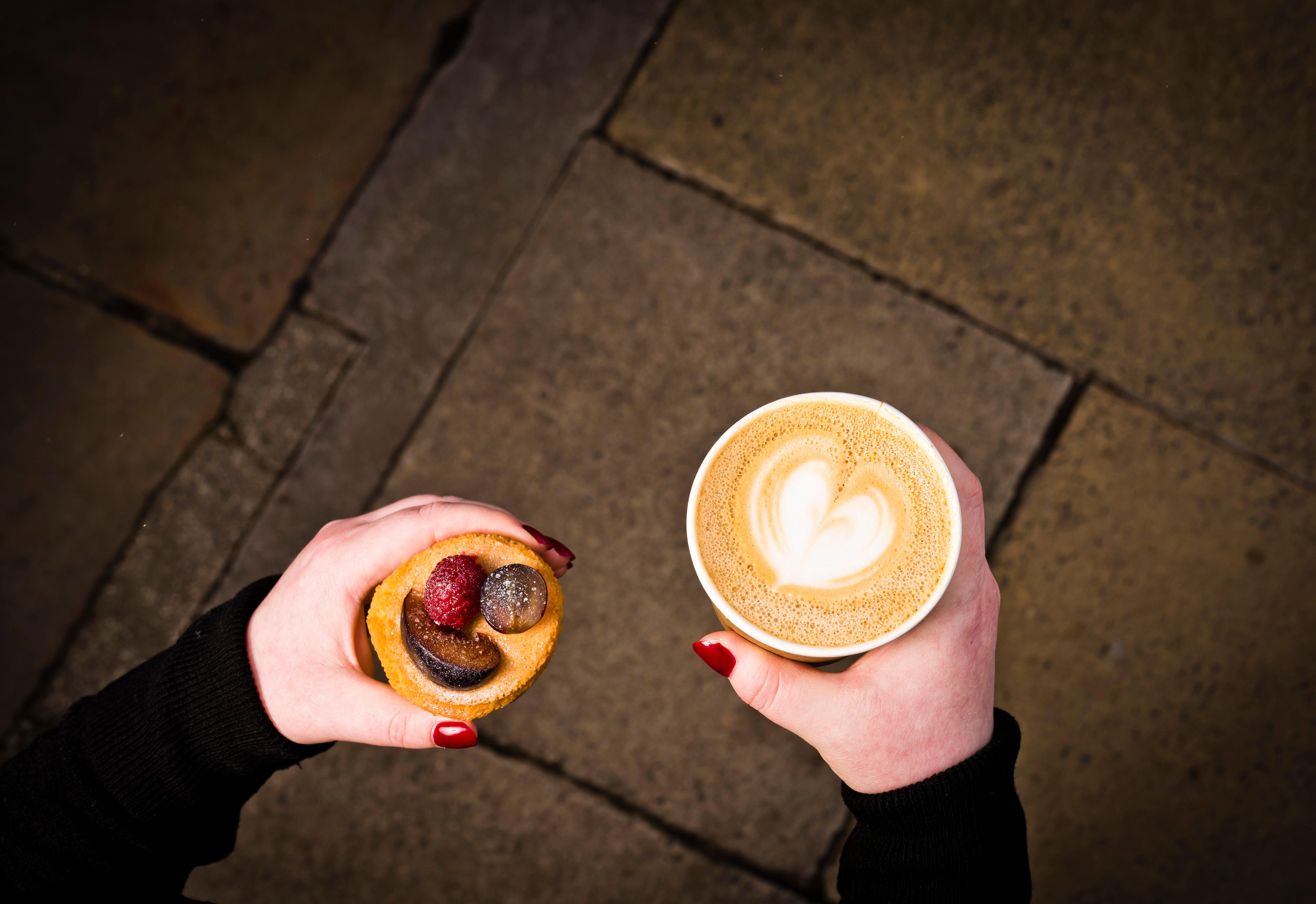 Intercontinental Edinburgh The George By Ihg Hotel Exterior foto A woman holding a coffee and a doughnut