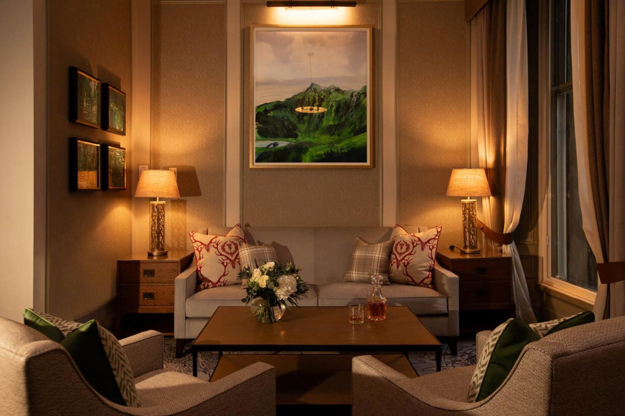 Intercontinental Edinburgh The George By Ihg Hotel Exterior foto A living room with a painting by the artist
