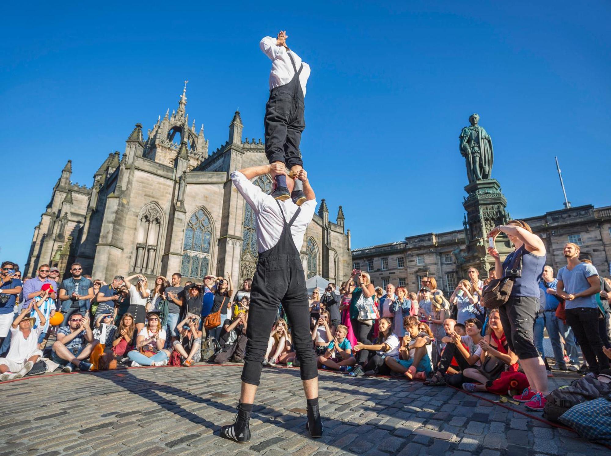 Intercontinental Edinburgh The George By Ihg Hotel Exterior foto Street performers on the Royal Mile
