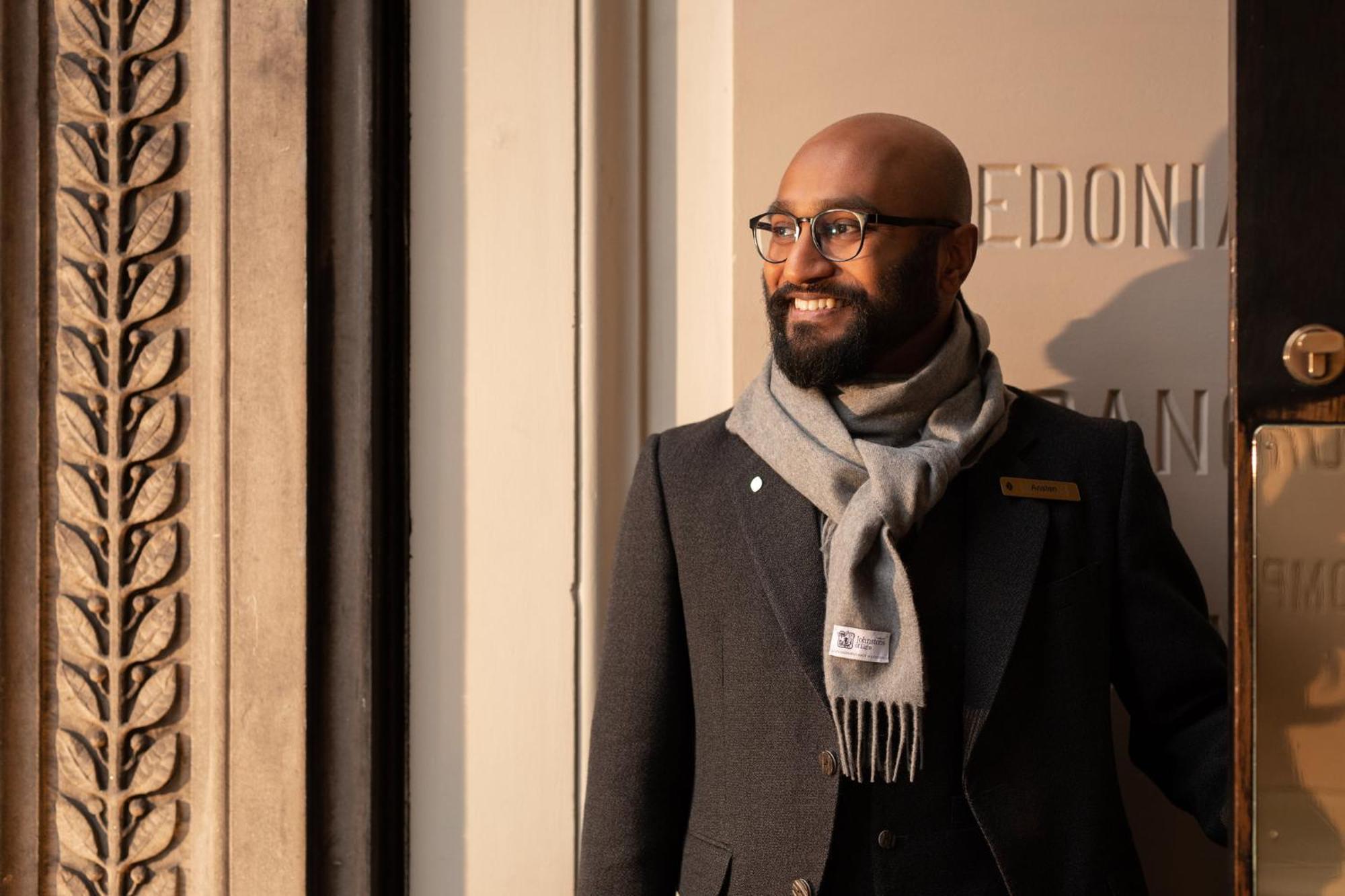 Intercontinental Edinburgh The George By Ihg Hotel Exterior foto A doorman at the London InterContinental Hotel