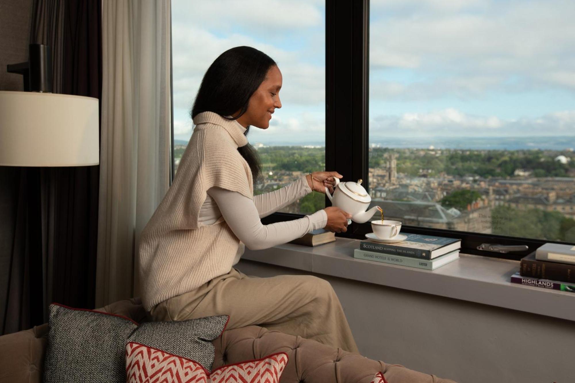 Intercontinental Edinburgh The George By Ihg Hotel Exterior foto A woman enjoying a cup of tea