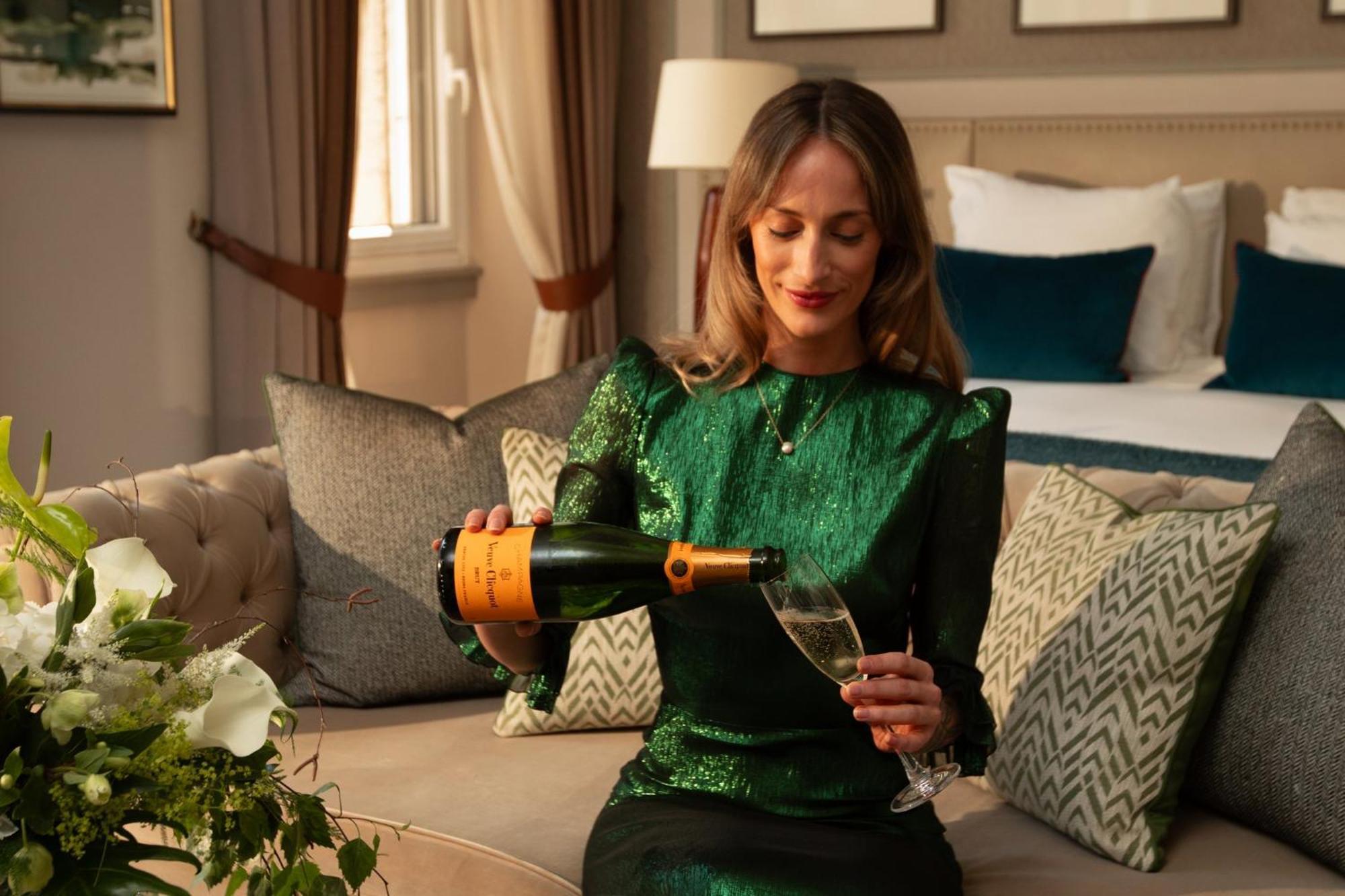 Intercontinental Edinburgh The George By Ihg Hotel Exterior foto A woman pouring a glass of champagne
