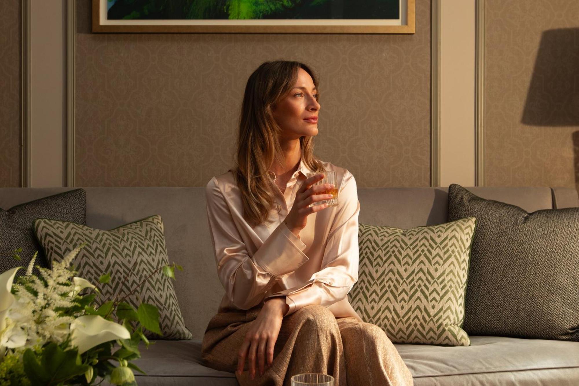 Intercontinental Edinburgh The George By Ihg Hotel Exterior foto A woman wearing a silk shirt