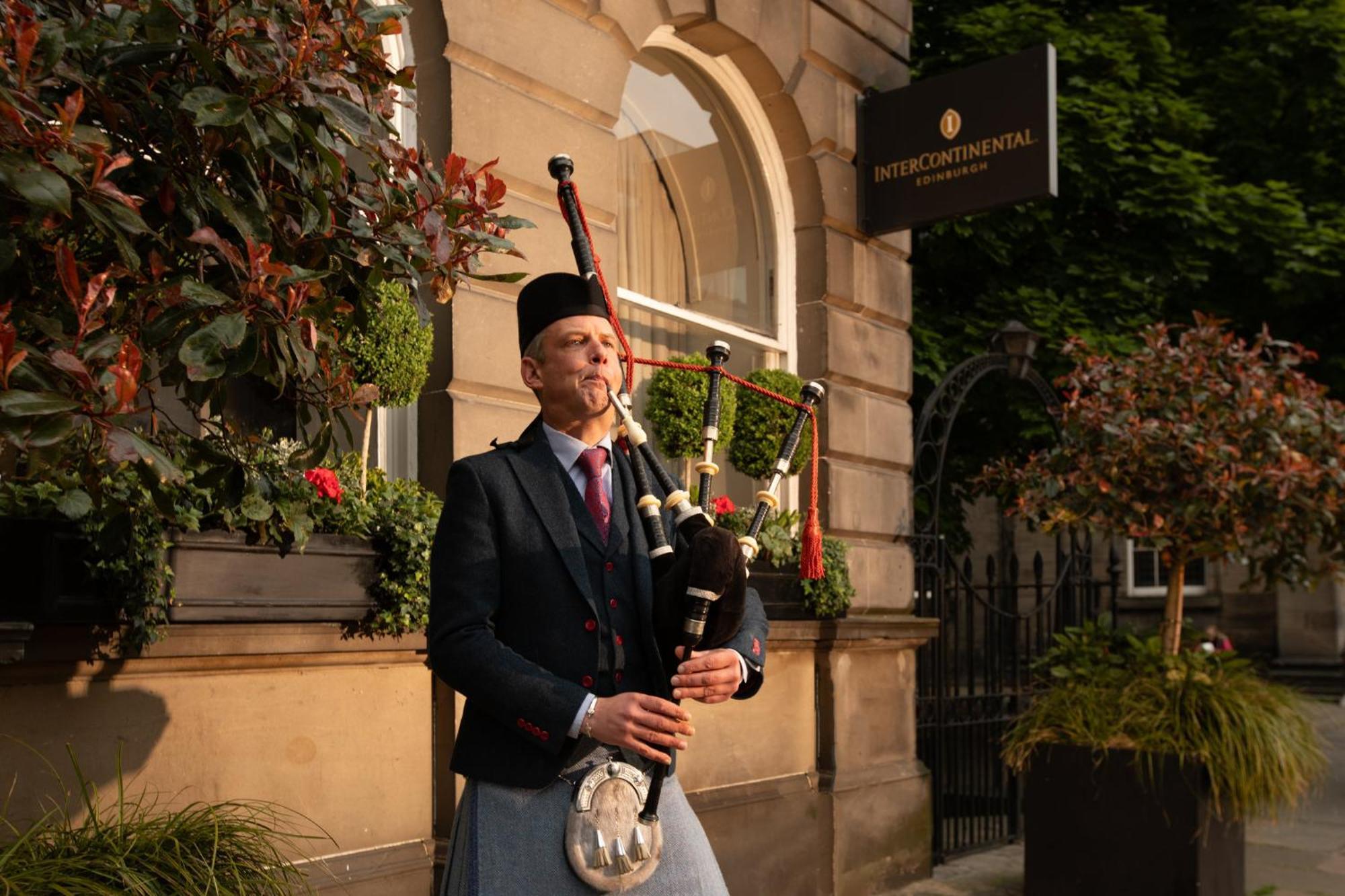 Intercontinental Edinburgh The George By Ihg Hotel Exterior foto Piper at the entrance of the hotel
